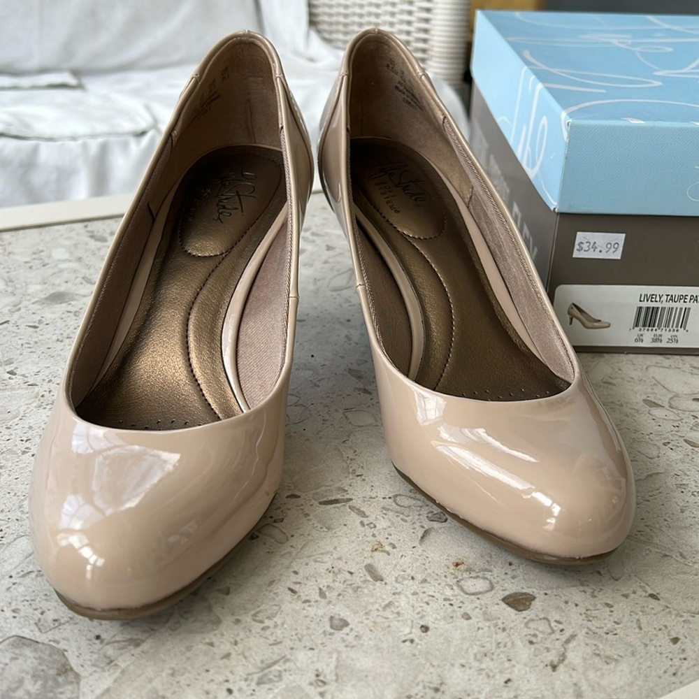 8.5 Taupe heels in perfect condition. Patent.